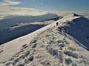 05 In cresta di vetta pestando neve dal Baciamorti (2009 m) all'Aralalta (2008 m)